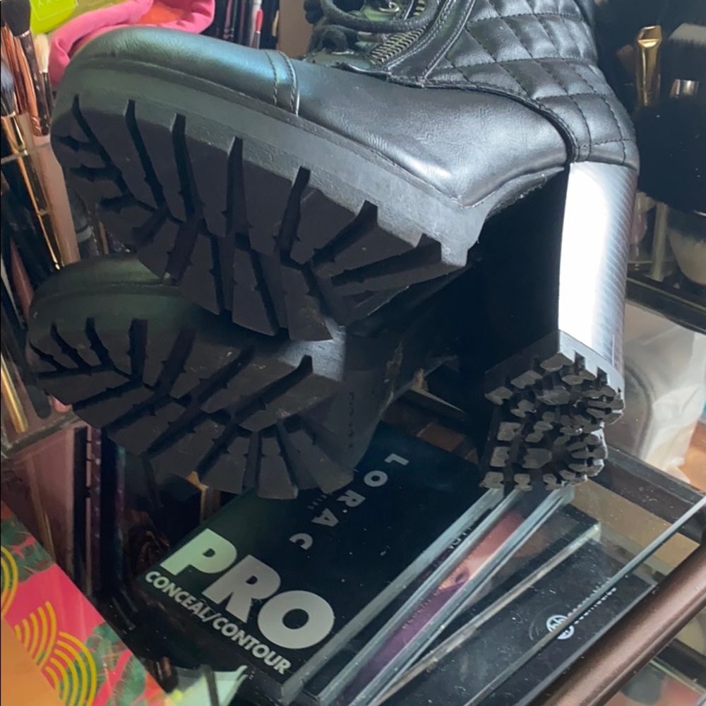 Boots - Picture 5 of 6